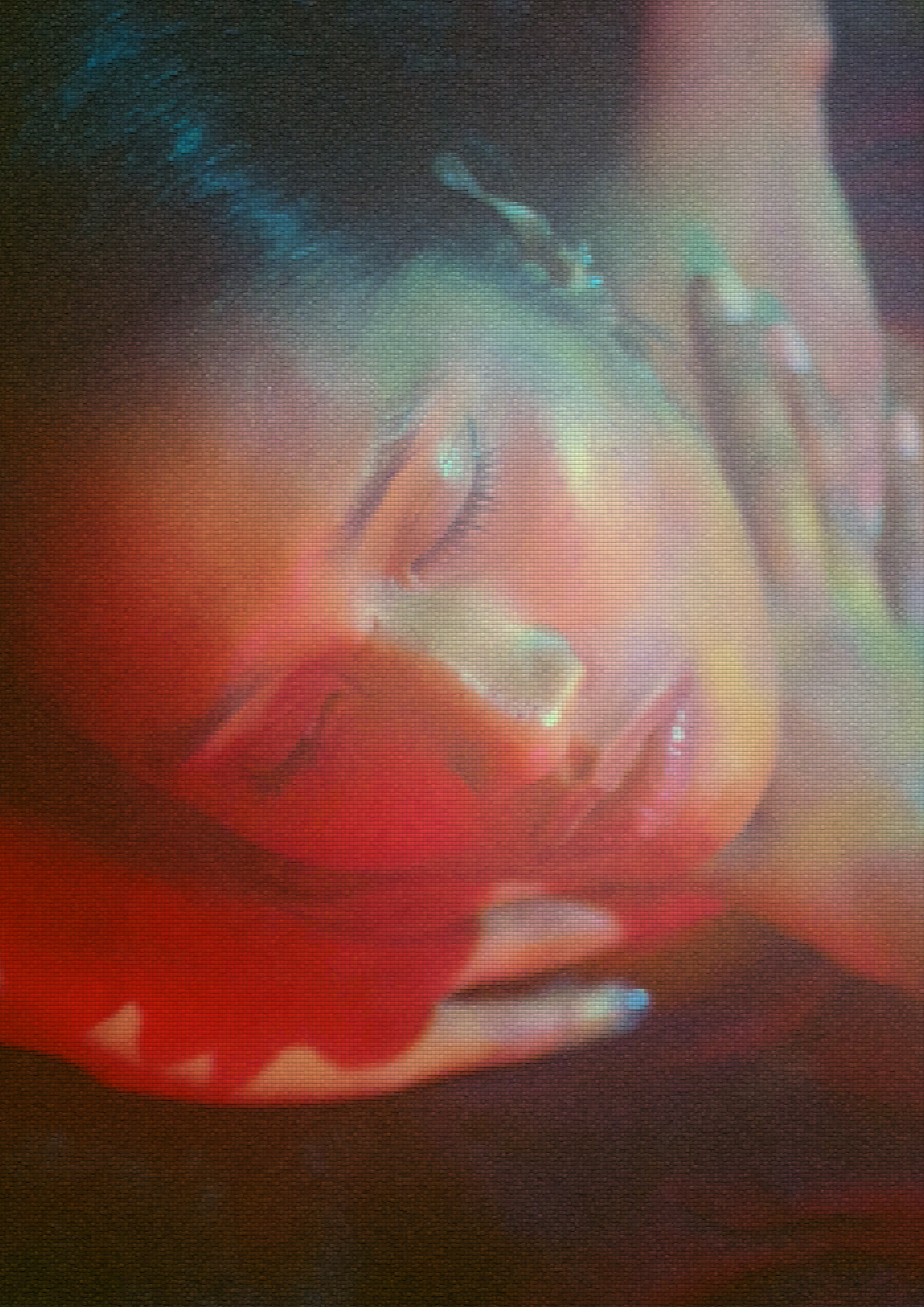 Close up van een vrouw met handen rond haar nek.