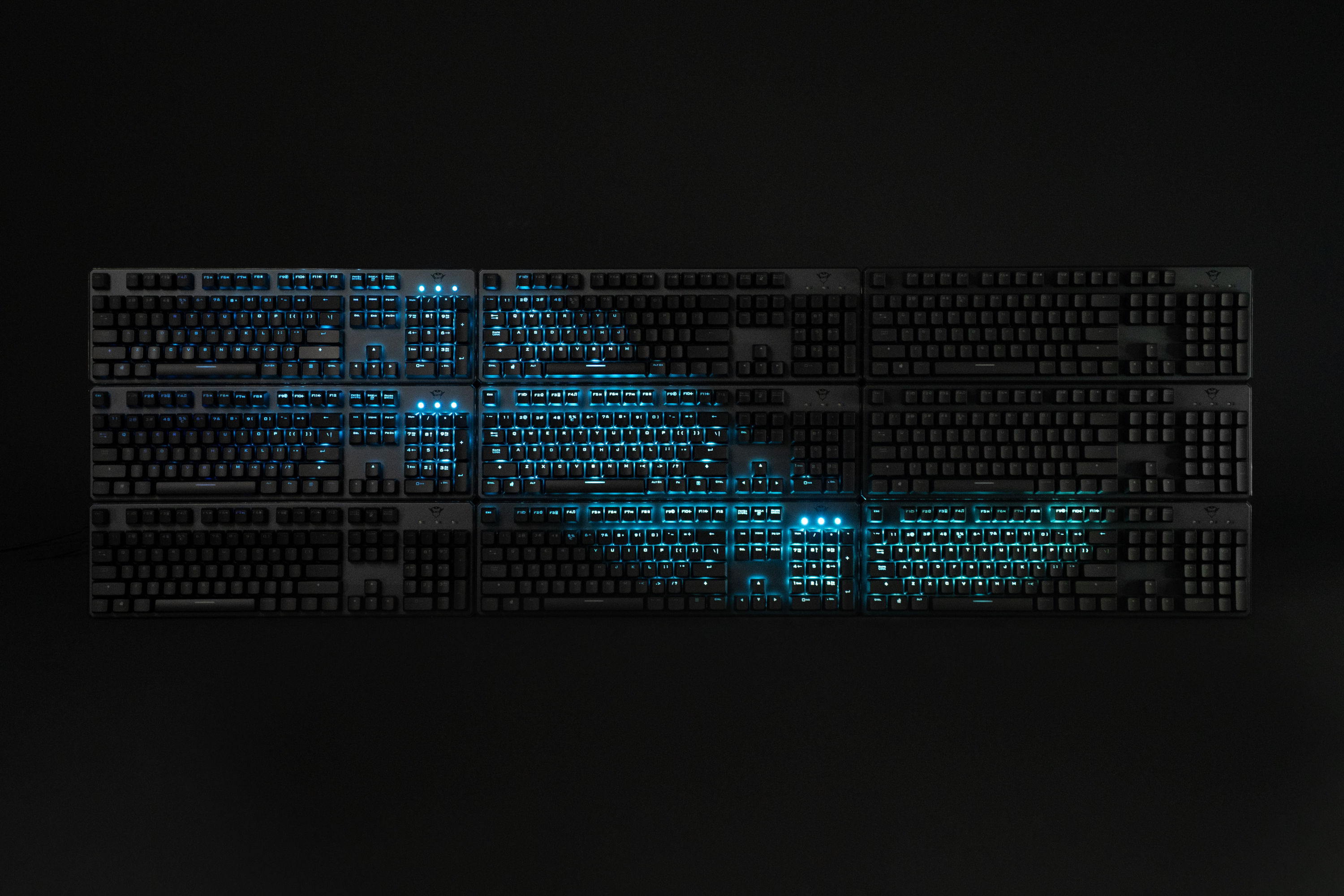 Negen toetsenborden in het donker.