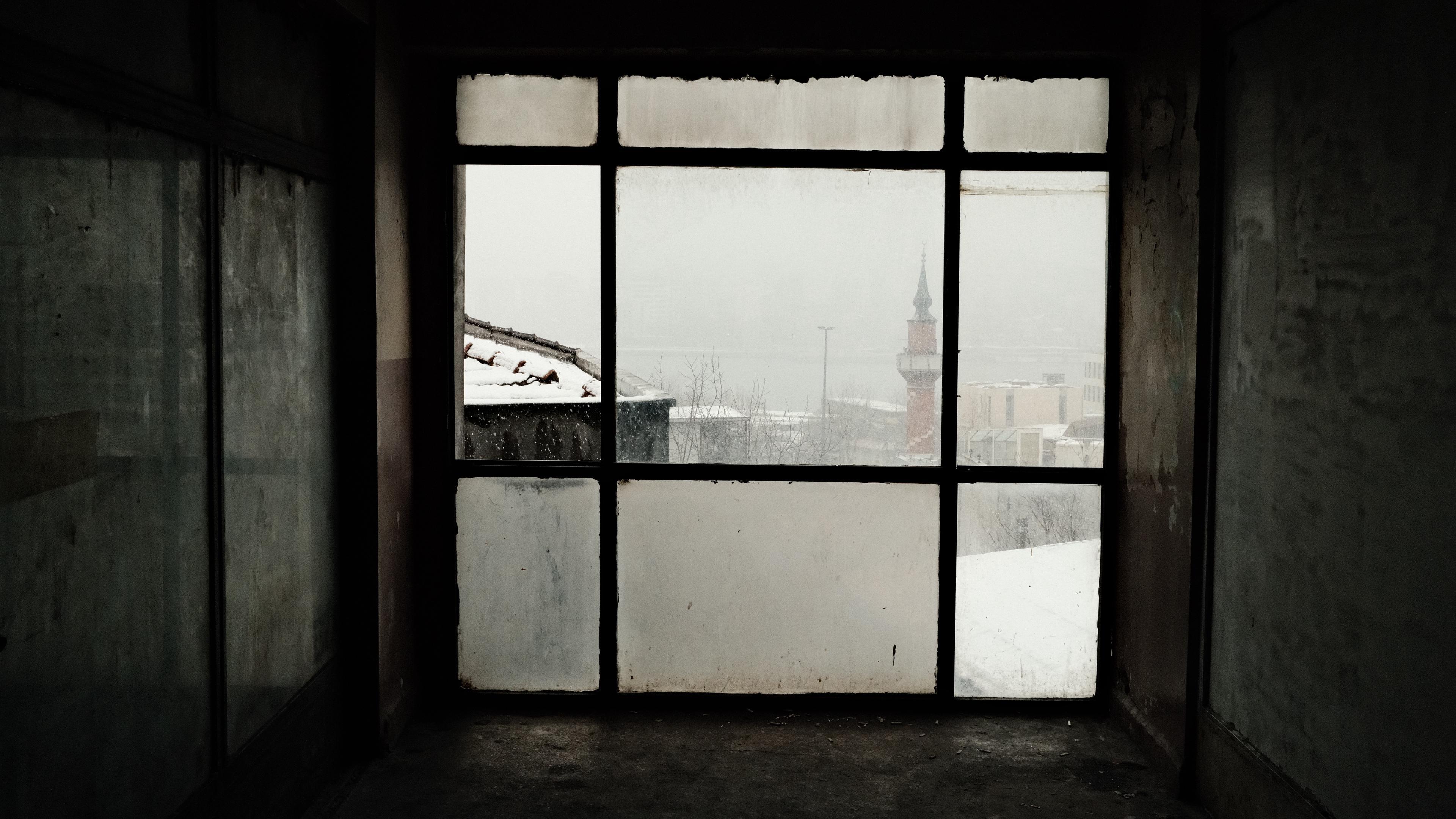 Een besneeuwd gebied, gezien door een raam.