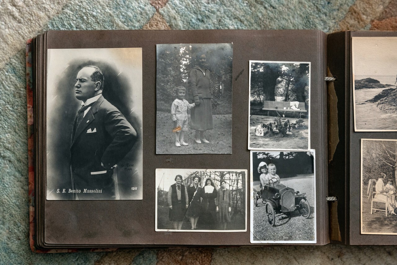 Fotoalbum met vijf zwart-witfoto's, waaronder een portret van Benito Mussolini.